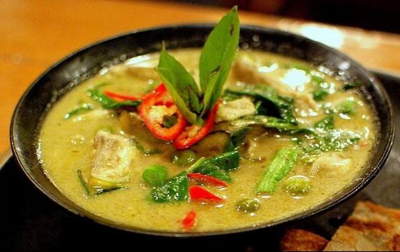 1280px-Thai_green_chicken_curry_and_roti