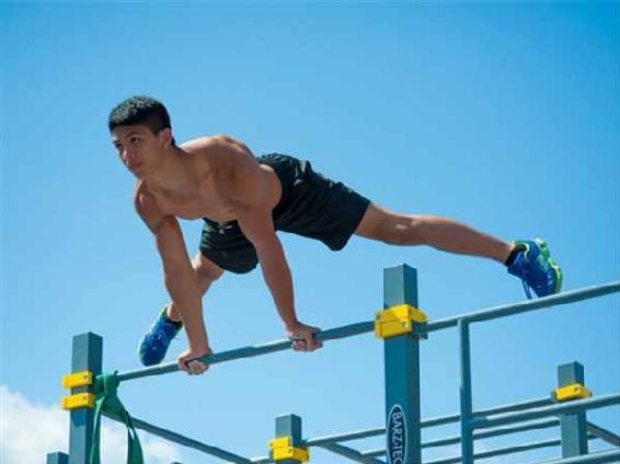 street-workout-trening-s-vlastnou-vahou-video