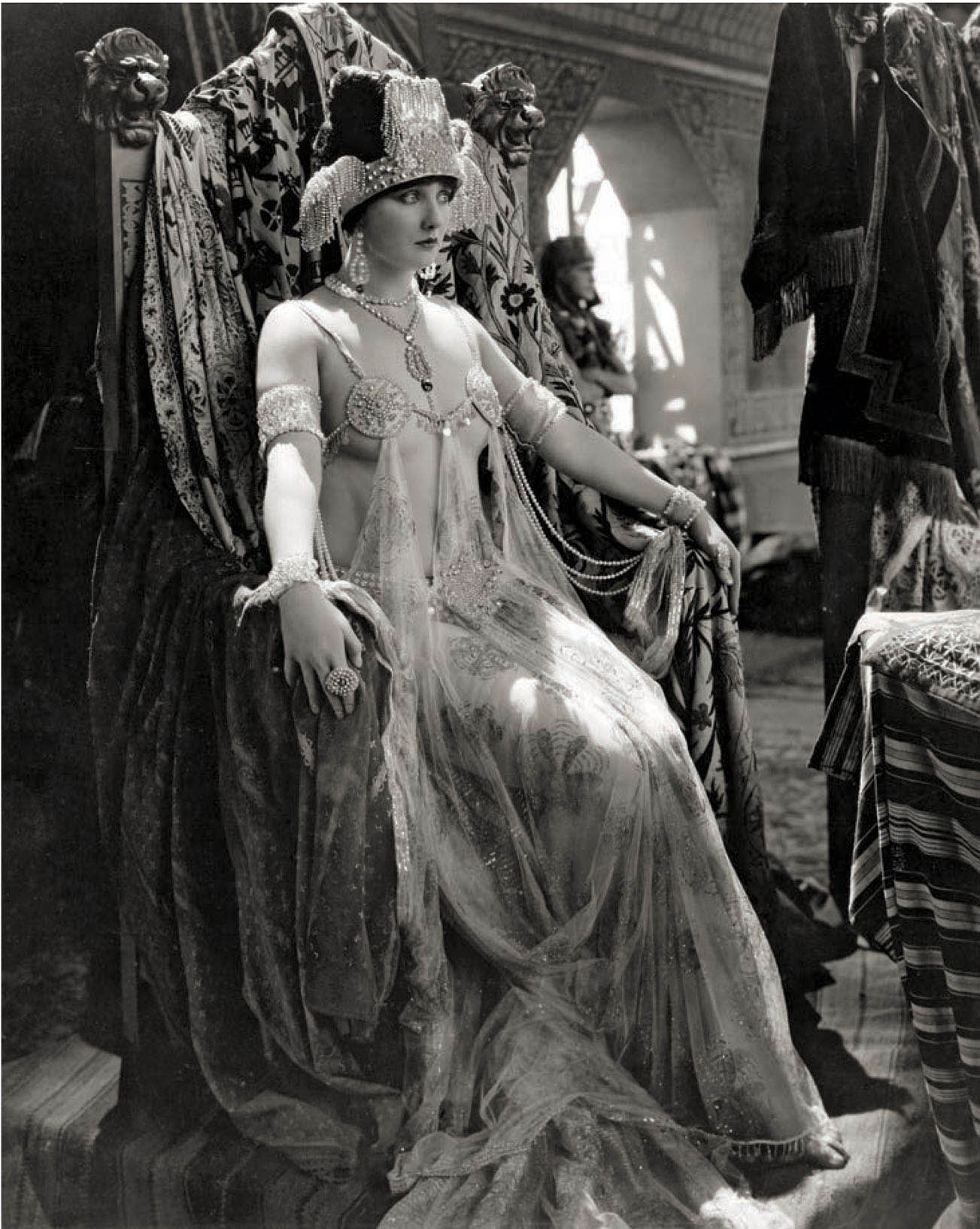 Betty Blythe in The Queen of Sheba (1921).