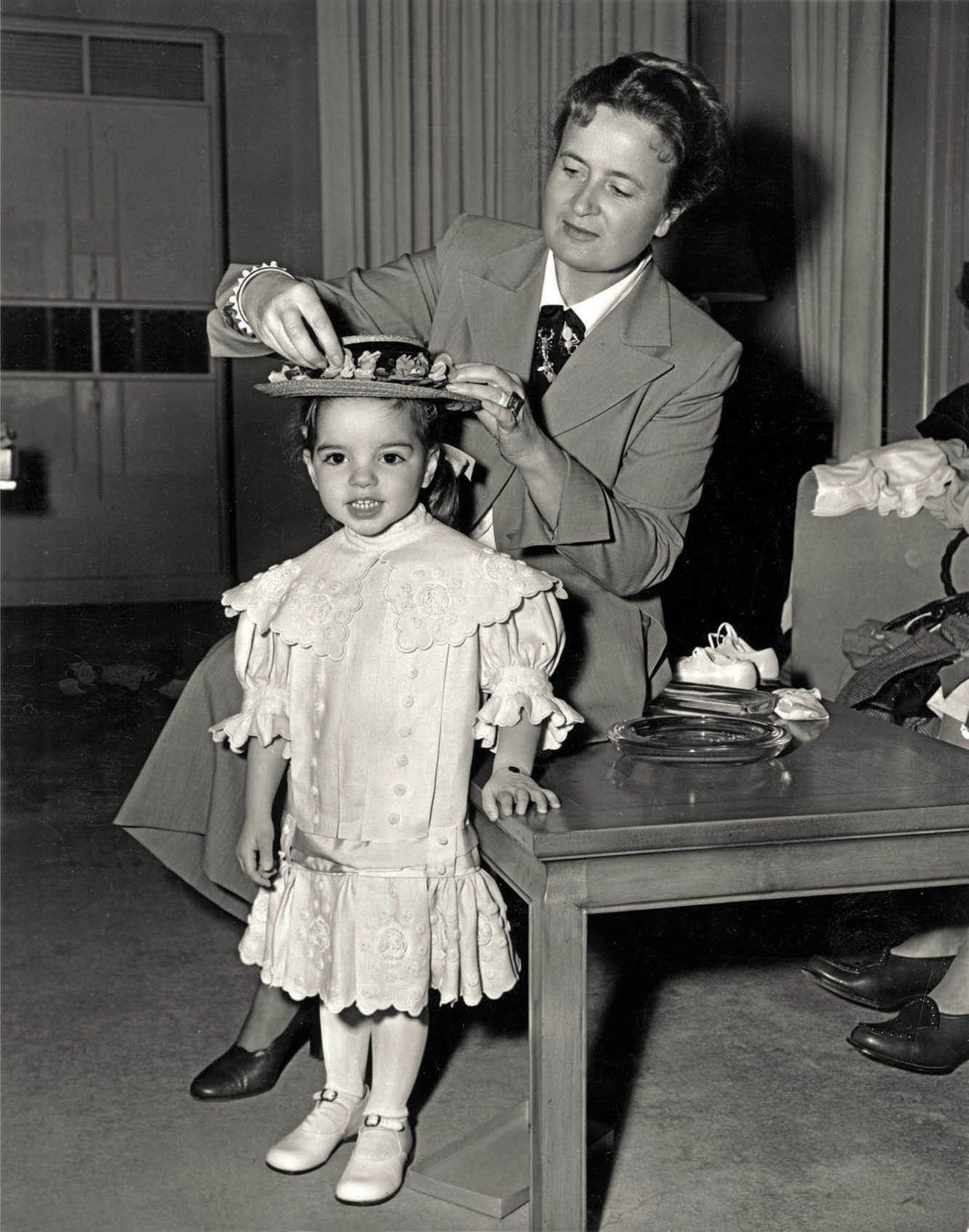 Irene on the set of In the Good Old Summertime with a young Liza Minnelli.