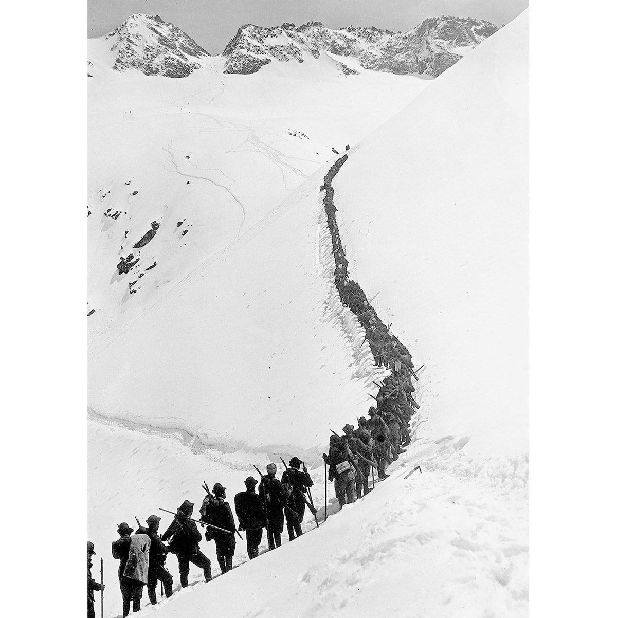 Alpini in marcia sull’Adamello nel 1916 (Ugo Ojetti, Archivi Alinari, Firenze).