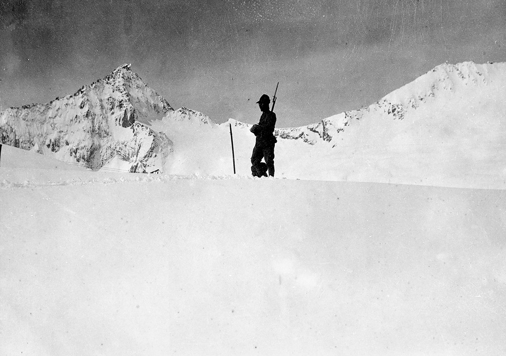 Un alpino di vedetta sull’Adamello, 1916 (Archivi Alinari, Firenze).