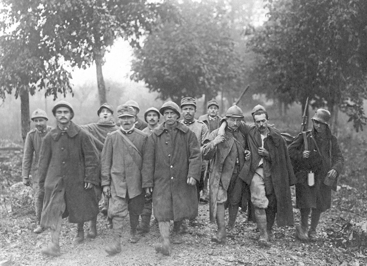 Un gruppo di soldati con un ferito dopo lo sfondamento di Caporetto (Antiquariat Felix Lorenz/Interfoto/Archivi Alinari).