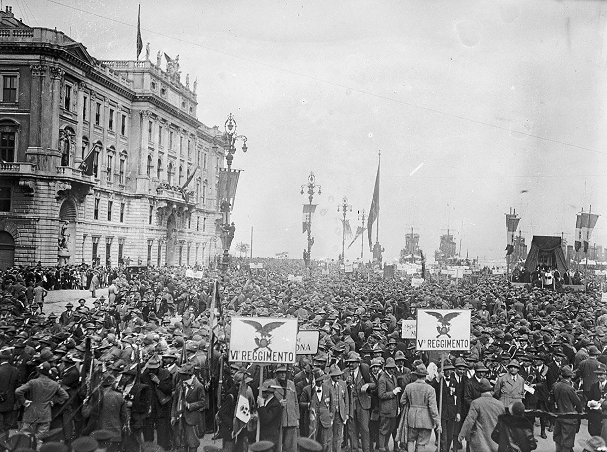 L’adunata degli alpini in piazza Unità d’Italia a Trieste, 1929 (Archivi Alinari, Firenze).