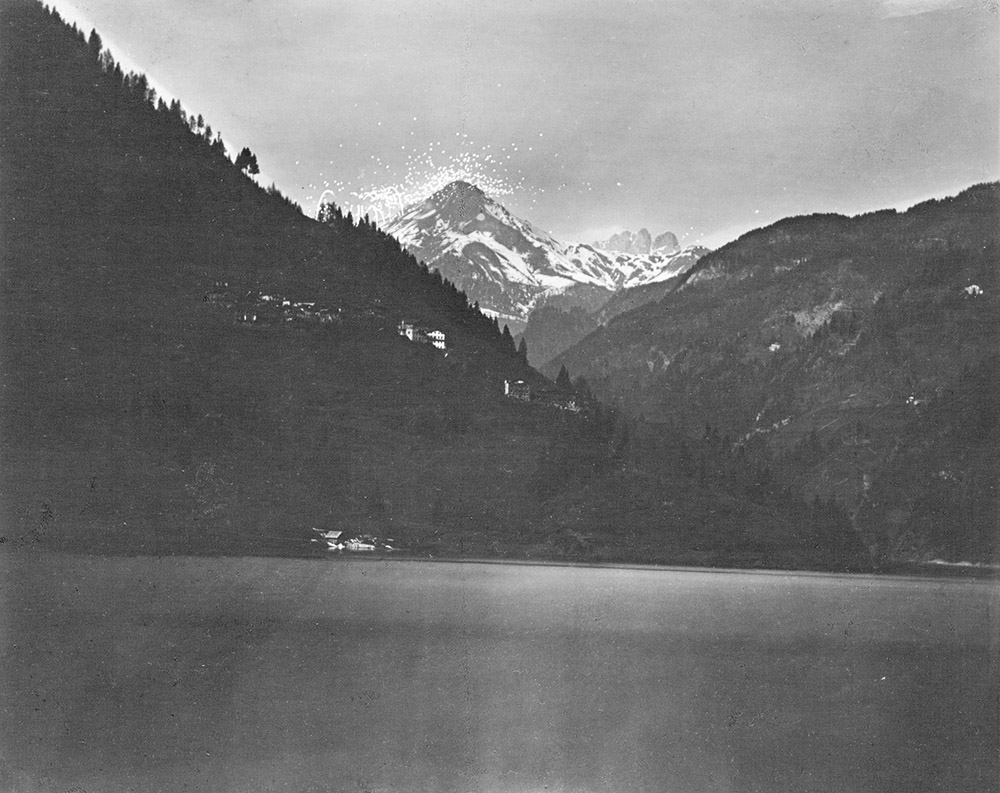 Bombardamento di artiglieria sul Col di Lana dopo lo scoppio della mina nella notte del 17 aprile 1916. In primo piano il lago di Alleghe (Archivio del Museo Centrale del Risorgimento di Roma).