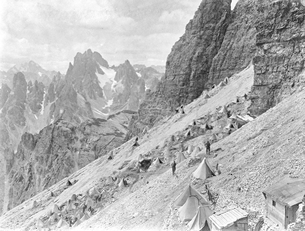 Un campo degli alpini sotto le Tre Cime di Lavaredo, luglio 1915 (Archivio Berti).