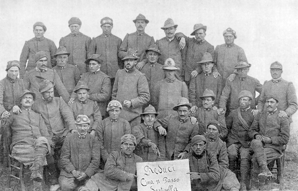 I Mascabroni di Cima 11 che, il 16 aprile 1916, conquistarono il Passo della Sentinella (Archivio Italo Zandonella Callegher).