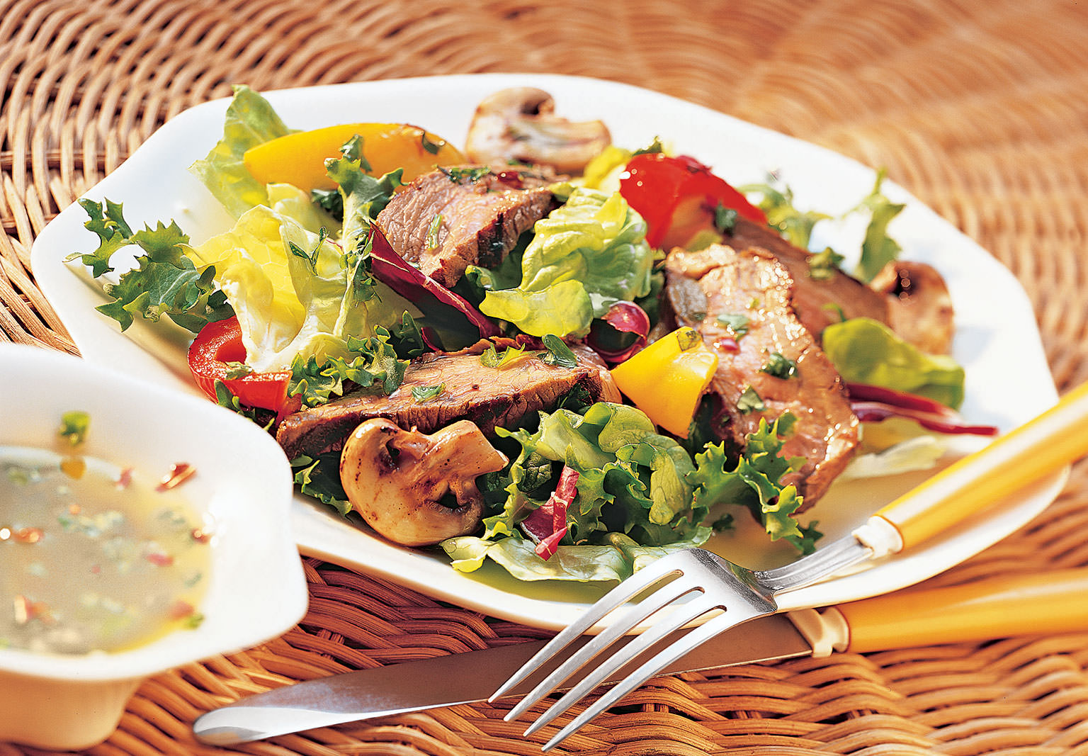 Grilled Garlic Steak Salad