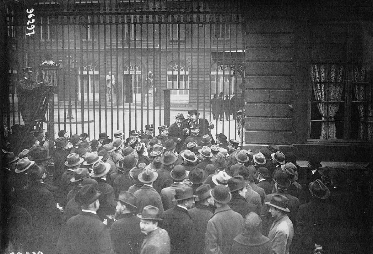 M. Painlevé fait lui-même la police afin d’empêcher l’entrée d’un public trop nombreux venu pour écouter M. Einstein au Collège de France, 1922, agence Meurisse. © BNF, 2015.