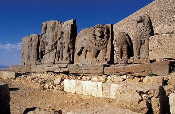 Rilievi della terrazza occidentale fra cui spicca il famoso “leone astrale”, considerato uno dei più antichi oroscopi del mondo. (Foto © Alamy/IPA e Mondadori Portfolio/AKG Images)