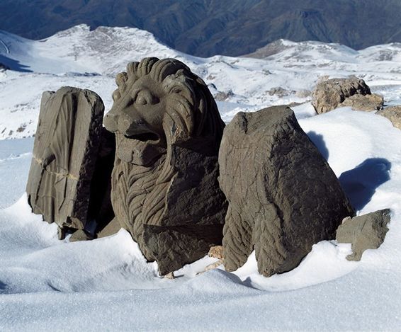 Frammenti di rilievi, un leone colossale e torso d’aquila. (Foto © Mondadori Portfolio/AKG Images)