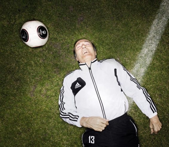 "Schöne Ballführung! War das Absicht?" Auf dem Bolzplatz des FC Bundestag geht es auch darum, über sich selbst zu lachen, wie hier der CDU-Abgeordnete und frühere Kunstturner Eberhard Gienger