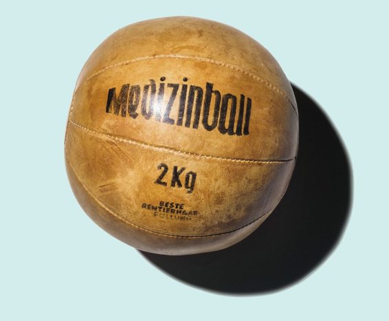 Dickes Ding: Der klassische Medizinball im achtteiligen Zitronenschnitt ist heute ein nostalgisches Objekt der Begierde.