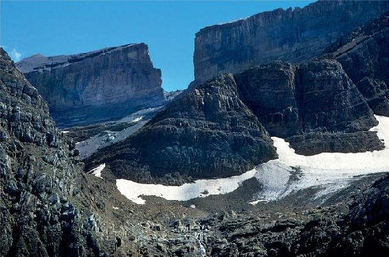 La brèche de Roland au-dessus du cirque de Gavarnie.