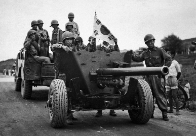 South_Korean_soldiers_and_a_tank_leaving_Suwon_Airfield._U.S._Militaryphotograph..tif