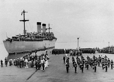 The_USS_Randall,_bringing_home_the_first_American_dead_during_the_war,March_11,_1951._Photo_by_C.K._Rose,_U.S._Navy..tif