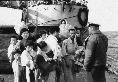 North_Korean_refugees_being_evacuated_by_Americans,_1952._U.S._Navyphotograph..tif