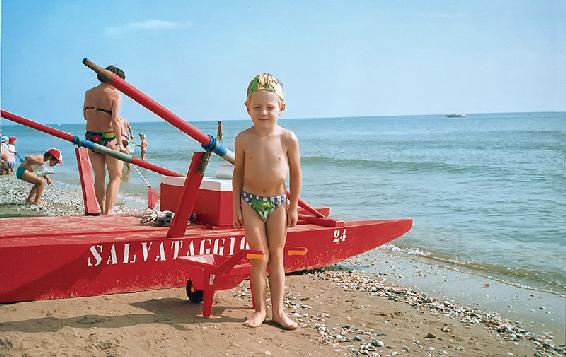 Al mare, con la cuffia. Che vergogna!