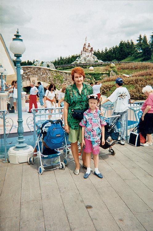 Mia madre tiene tutto, conserva, colleziona, tutto, fotografie, ritagli, tutto, compila album, e dagli album rimbalza la mia immagine: a Parigi a Disneyland, al Louvre, a Versailles o sotto la Tour Eiffel...