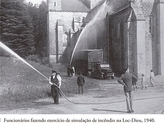 Funcionários fazendo exercício de simulação de incêndio na Loc-Dieu, 1940.