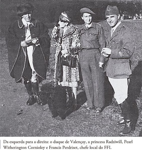 Da esquerda para a direita: o duque de Valençay, a princesa Radziwill, Pearl Witherington Cornioley e Francis Perdriset, chefe local do FFI.