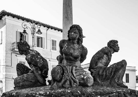 La fontana dei Quattro Mori di Marino, rea­lizzata nel 1632 su progetto di Sergio Ventura per commemorare la vittoria della flotta pontificia guidata dall’ammiraglio Marcantonio Colonna nella battaglia di Lepanto (1571) sia Leila sia Lafanu si sof­fermano a osservare con angoscia gli schiavi incatenati ai piedi della colonna di marmo bianco.