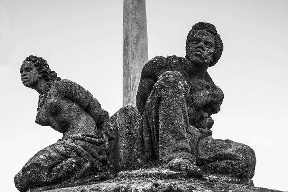 La fontana dei Quattro Mori di Marino, rea­lizzata nel 1632 su progetto di Sergio Ventura per commemorare la vittoria della flotta pontificia guidata dall’ammiraglio Marcantonio Colonna nella battaglia di Lepanto (1571) sia Leila sia Lafanu si sof­fermano a osservare con angoscia gli schiavi incatenati ai piedi della colonna di marmo bianco.