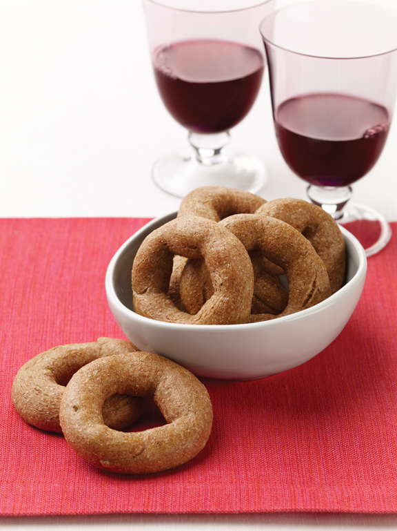 Whole-Wheat Cracker Rings with Black Pepper and Fennel Seeds