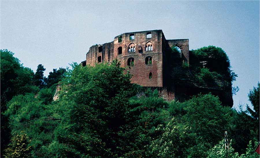 Burg Frankenstein, il castello duecentesco nell’Odenwald in cui nacque e visse realmente l’alchimista Johann Conrad Dippel (1673-1734). Mary, Percy e Claire scorgono l’Odenwald da una barca sul Reno durante il viaggio di ritorno dalla loro fuga d’amore.