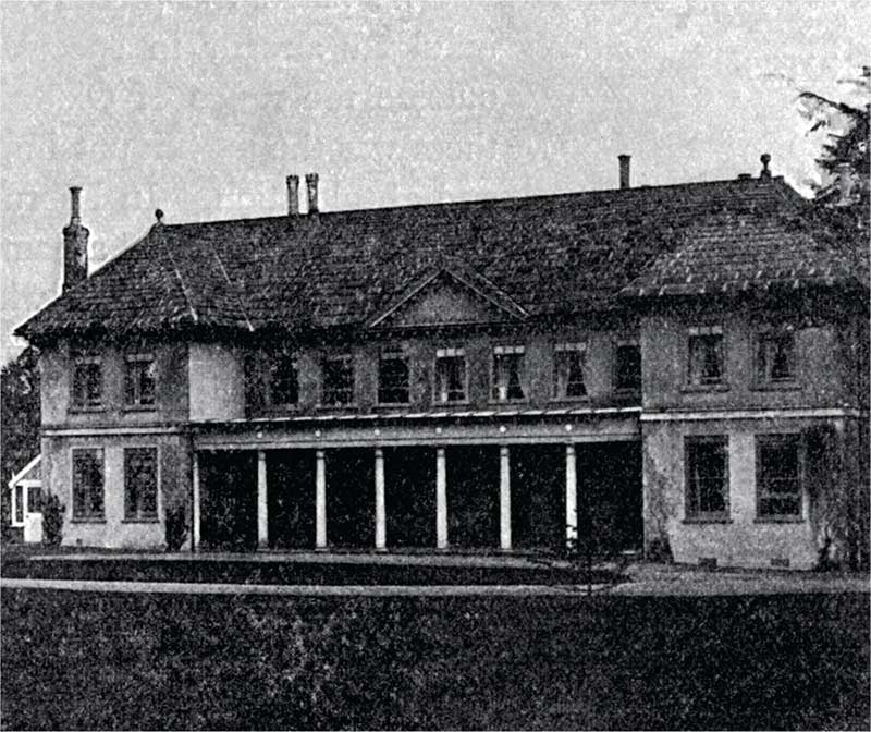 Un’antica fotografia di Field Place, in Sussex, la residenza «disperata […] e spenta» della famiglia Shelley in cui nacque Percy Bysshe. Percy Florence eredita la casa nel 1844, quando Mary ha quarant’anni.