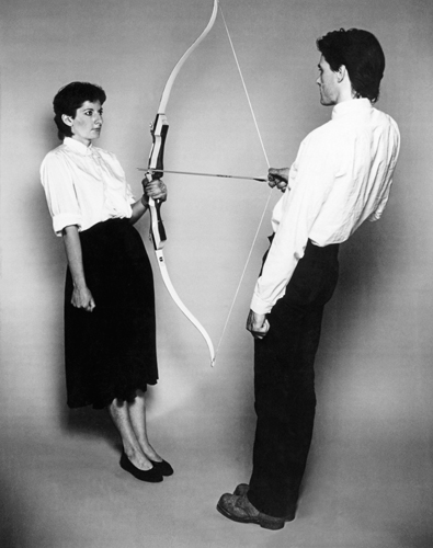 Ulay / Marina Abramović, Rest Energy  (basato sulla performance in video, 4’), ROSC ’80, Dublino, 1980.