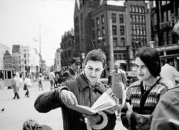 Amsterdam, 1979: Wies Smals davanti al Palazzo Reale.