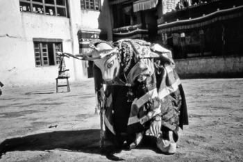 Un lama danzante nel Ladakh, India, 1987.