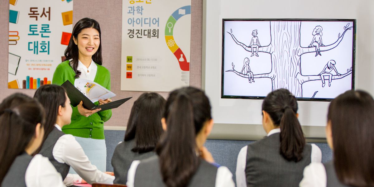 A guidance counselor in South Korea shows a video from the jw.org website to her class