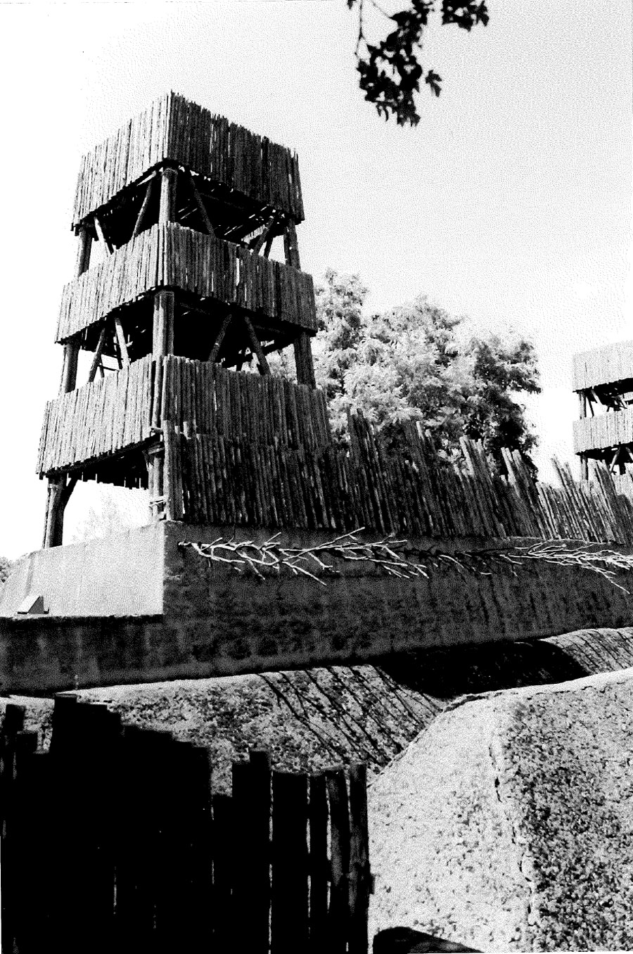 12. Une tour en bois (photographie de l’auteur). Ces tours en bois étaient normalement construites contre une défense linéaire continue ; elles permettaient d’observer les mouvements de l’ennemi et de le bombarder avec des pierres et des javelots s’il arrivait jusqu’à son pied.