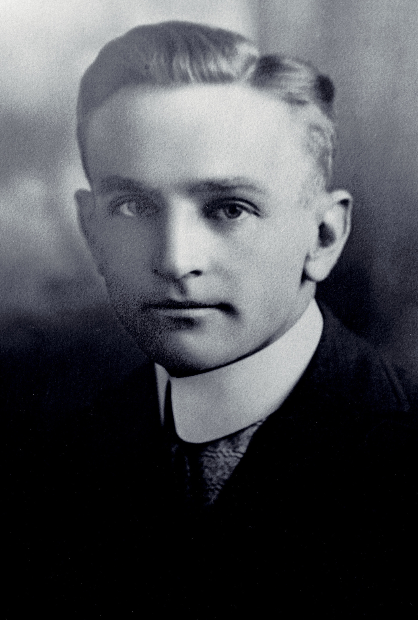 After his first pro season in 1910, Stengel enrolled in Western Dental College, a career detour that did not pan out due to the difficulty in getting left-handed dental equipment. 