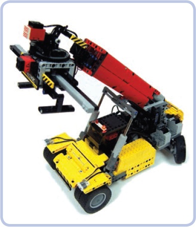 My reach stacker model had a rear axle (right) with a particularly large steering lock, just like that of a real vehicle. Designed to stack containers in ports’ loading areas, reach stackers need to be able to maneuver in limited space.