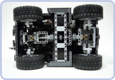 My model of the RG-35 4×4 MRAP vehicle (an armored personnel carrier) combined a completely studless chassis with a fully studfull body. The realistic model was extremely compact, but its densely built body made it top-heavy.