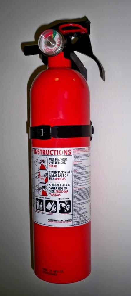 This figure shows an illustration of a standard fire extinguisher.