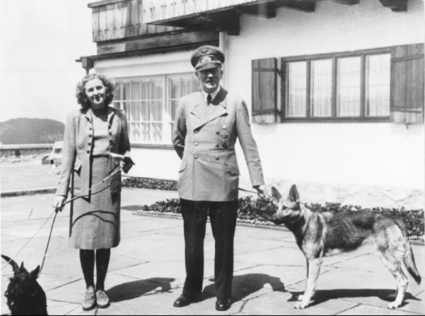 http://upload.wikimedia.org/wikipedia/commons/c/ca/Bundesarchiv_B_145_Bild-F051673-0059%2C_Adolf_Hitler_und_Eva_Braun_auf_dem_Berghof.jpg