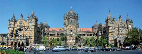 18. La stazione ferroviaria di Chhatrapati Shivaji a Mumbai. Nacque come Victoria Station in quella che allora si chiamava Bombay. Gli inglesi la costruirono nello stile neogotico molto diffuso in Gran Bretagna alla fine del diciannovesimo secolo. Il governo nazionalista indù cambiò i nomi sia della città sia della stazione, ma non mostrò alcuna intenzione di abbattere un simile maestoso edificio, anche se era stato costruito da oppressori stranieri.