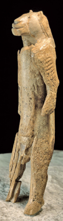 4. Una figurina d’avorio che rappresenta un “leone-uomo” (o una “leonessa-donna”) proveniente dalla grotta di Stadel in Germania (circa trentaduemila anni fa). Il corpo è umano, ma la testa è leonina. È uno dei primi indiscutibili esempi di arte, e probabilmente di religione, oltre che della capacità della mente umana di immaginare cose che non esistono nella realtà.