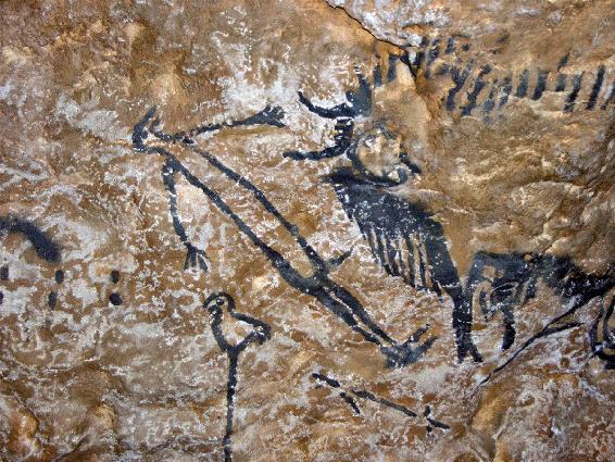 7. Arte parietale dalla caverna di Lascaux, circa quindici-ventimila anni fa. Cosa vediamo esattamente in questo dipinto, e quale sarà il suo significato? Secondo alcuni, vediamo un uomo con una testa di uccello e il pene eretto, ucciso da un bisonte. Sottostante alla figura dell’uomo, c’è un altro uccello che potrebbe simboleggiare l’anima, esalata dal corpo al momento della morte. Se la ricostruzione è giusta, la pittura intende raffigurare non tanto un normale accadimento in un’azione di caccia, ma il passaggio da questo a un altro mondo. Però non abbiamo modo di sapere se tutte queste ipotesi sono vere. Come da un test di Rorschach, si apprende molto sui preconcetti degli studiosi moderni e ben poco, invece, sulle concezioni degli antichi cacciatori-raccoglitori.