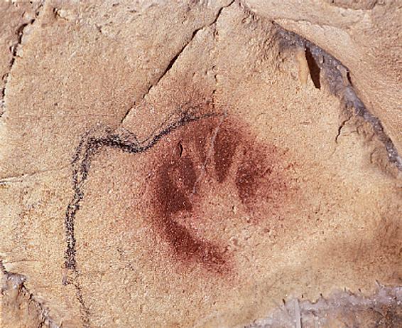 1. Un’impronta umana realizzata circa trentamila anni fa sulla parete della caverna di Chauvet-Pont-d’Arc, nella Francia meridionale. Era di qualcuno che cercava di dire: “Io sono qui!”