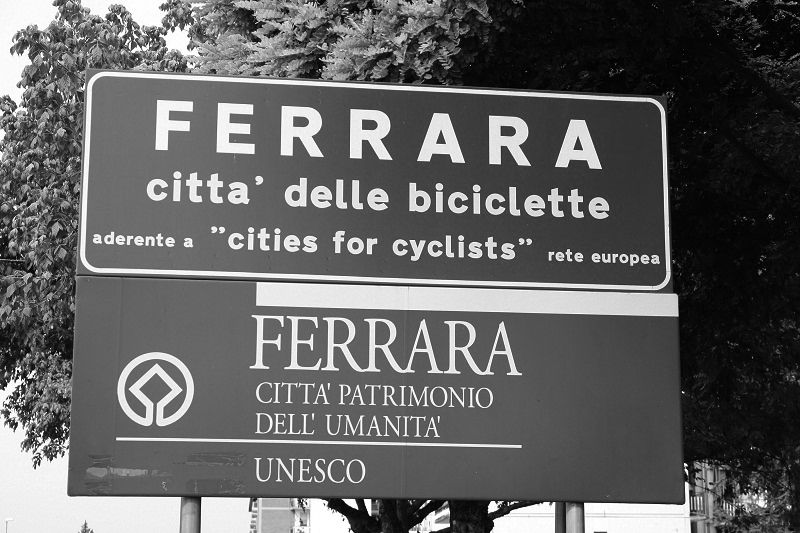 Foto del cartello all’entrata della città di Ferrara con la scritta Cities of cyclist.