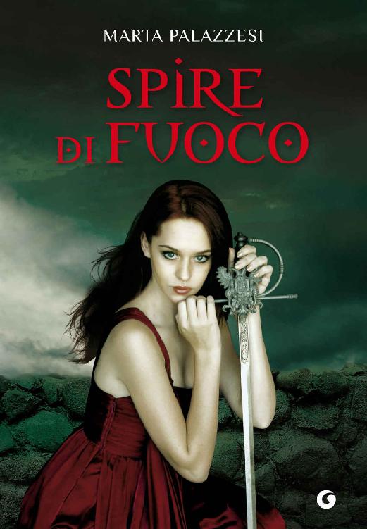 Copertina: Marta Palazzesi - Spire di fuoco - Giunti La copertina raffigura una giovane ragazza con capelli castani lisci e lunghi, occhi verdi e un abito color rosso granato con spalline, che si appoggia con entrambe le mani sull'elsa di una lunga spada, decorata con incisioni e sulla cui impugnatura si trova un'aquila bicipite in bronzo con ali spiegate e artigli. Sullo sfondo una muraglia di pietre ammassate e un cielo oscuro e minaccioso appena rischiarato da una nube bianca.