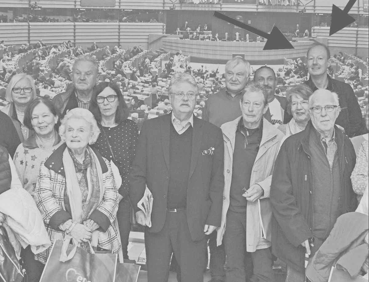 Foto einer Besuchergruppe im EU-Parlament. Vorn in der Mitte Elmar Brocken. Rechts hinter den Gästen: Martin Sonneborn.