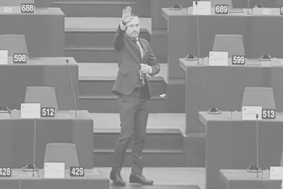 Das Foto zeigt den bulgarischen EU-Abgeordneten Angel Dzhambazki, der im EU-Parlament den Hitler-Gruß zeigt.