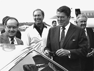 Although the Packers hadn’t won a championship in nearly fifteen years, the team was still considered a nostalgic national treasure by many—including presidential candidate Ronald Reagan, who met with Bart Starr at Green Bay’s Austin Straubel Airport during a campaign visit in 1980. (ap photo/charles harrity)