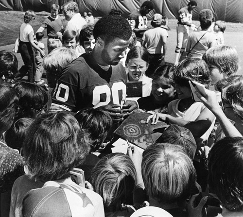 The Packers’ 1981 training camp was a popular destination for fans young and old, as players like James Lofton were popular with autograph seekers. (wisconsin state journal)